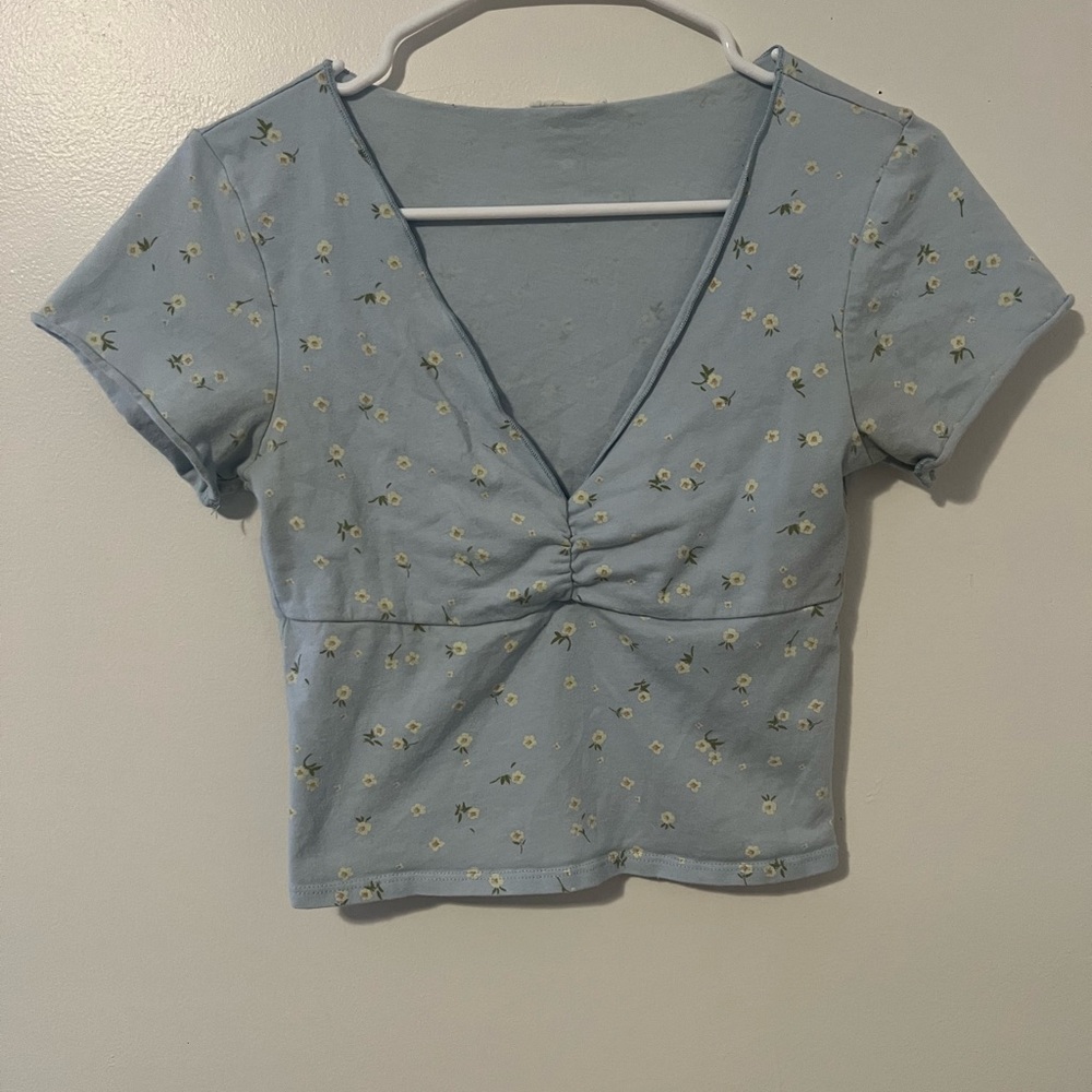 IVY & MAIN Ditsy Surplice Womens Light Blue Crop Top
